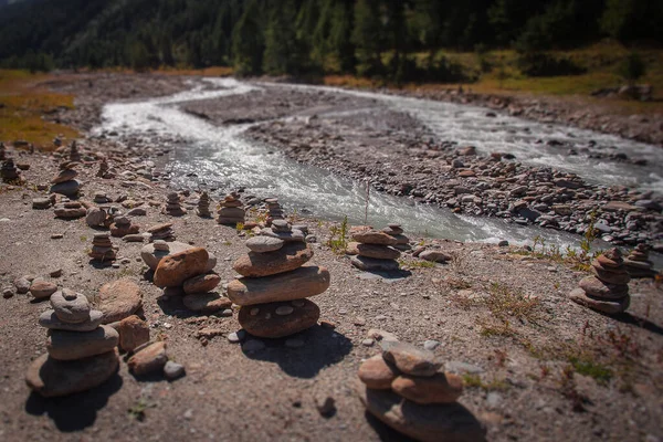 Kamenné pyramidy poblíž alpského potoka efekt sklon posun — Stock fotografie