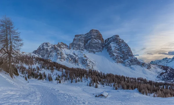 Winterliches Sonnenuntergangspanorama der Dolomitenhütte am Fuße der Nordwand des Monte Pelmo — Stockfoto