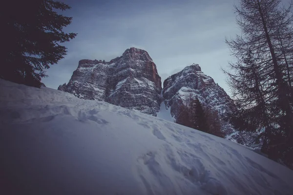 Vintage effekt av en del av norra sidan av Mount Pelmo under vinterförhållanden — Stockfoto