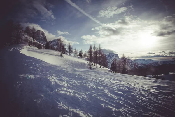 Słoneczna zimowa panorama góry Civetta i Pelmo — Zdjęcie stockowe