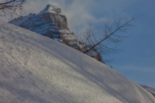 Detalhe da neve com fundo fora de foco a face norte do Monte Pelmo — Fotografia de Stock