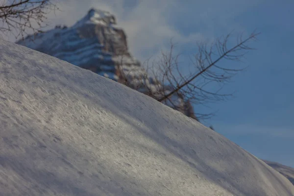 Detalle de nieve con fondo desenfocado la cara norte del Monte Pelmo — Foto de Stock