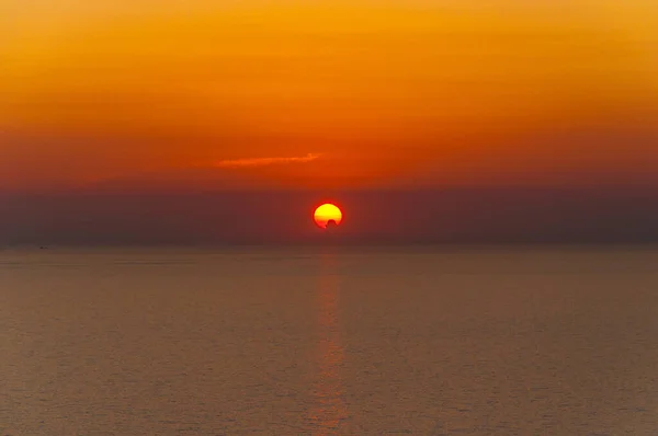 Yunanistan 'ın Zakynthos denizinin üzerindeki günbatımı gibi kızgın gökyüzü — Stok fotoğraf
