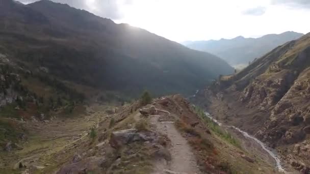 Hiperlapso caminando en un sendero de senderismo en un sendero de alta montaña — Vídeos de Stock