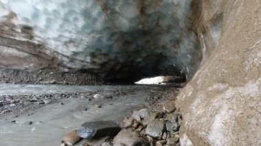 Buzul altı bir akıntı tarafından buzun içine doğru kazılmış.