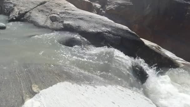 Vild bergsflod som rinner genom stenblock — Stockvideo