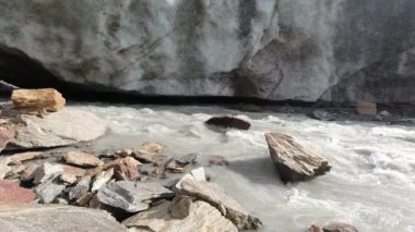 Mağaradan buza doğru akan buzul altı akıntısı.