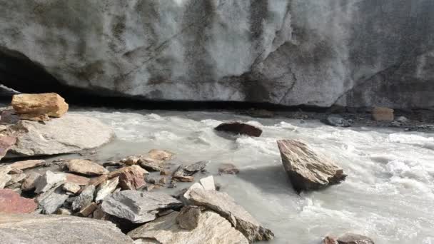 Fluxo subglacial que flui da caverna escavada no gelo — Vídeo de Stock