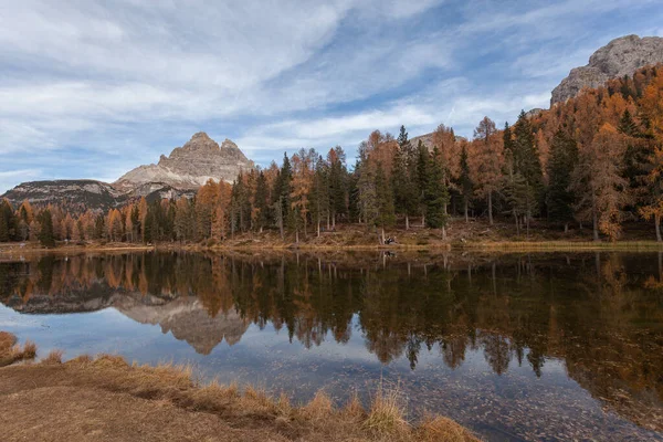 Dolomitik göldeki sonbahar tarlalarının yansıması. — Stok fotoğraf