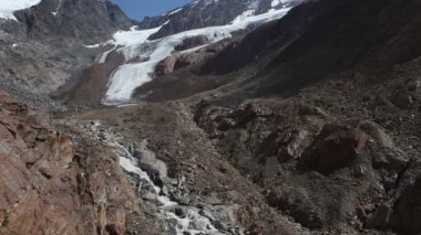 Palla Bianca buzulundan eriyen buzul akıntısı güçlü bir şekilde geri çekiliyor