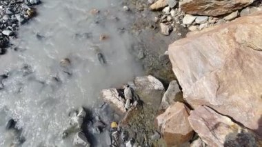 Berrak sularla, eriyen buzulların sularının karışımı.