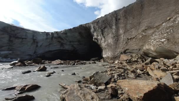 Entrée de la grotte creusée dans la glace traversée par un ruisseau sous-glaciaire — Video