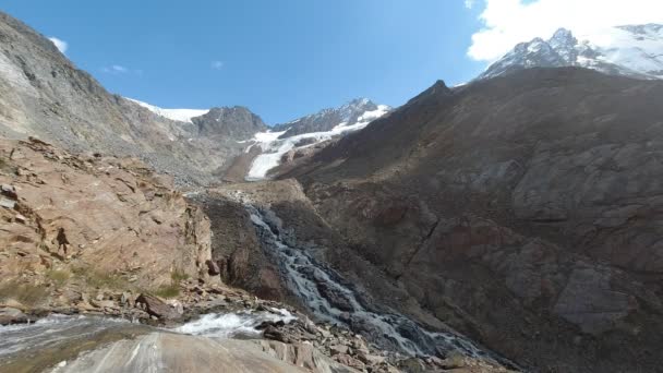 Panorama potoků v ledovcovém regionu Palla Bianca na silném ústupu — Stock video