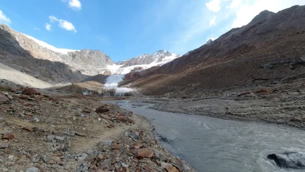 Fusionsfjällsflod alstrad från Palla Bianca-glaciären vid kraftig reträtt — Stockvideo