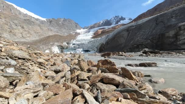 帕拉-比安卡冰川前缘带着融合激流的强大退缩 — 图库视频影像