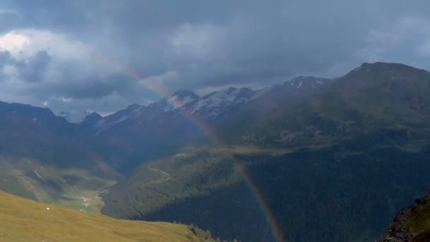 Panorama doliny alpejskiej z burzą i tęczą — Wideo stockowe