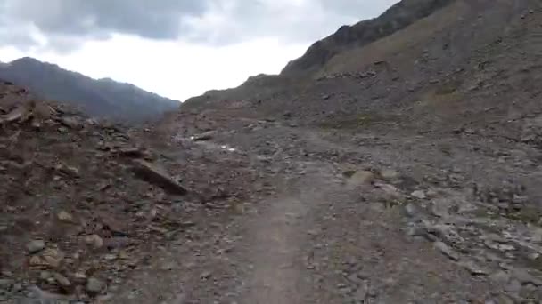 Гиперлапс, идущий по пешеходной тропе в высокогорье — стоковое видео