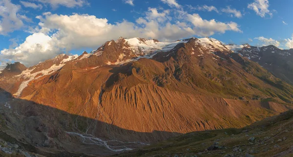 Coucher de soleil qui colore les moraines des glaciers Palla Bianca de rouge — Photo