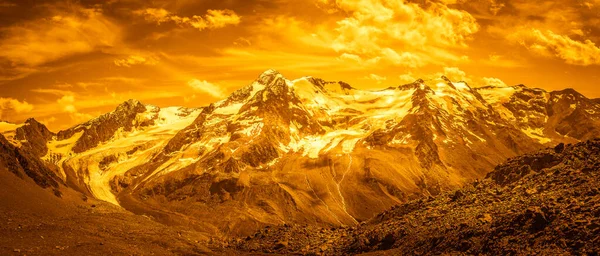 Fantasy golden color effect of the Palla Bianca massif surrounded by glaciers — Stock Photo, Image