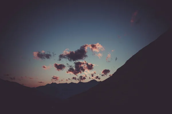 山夏夕阳西下壮观的复古色彩效果 — 图库照片