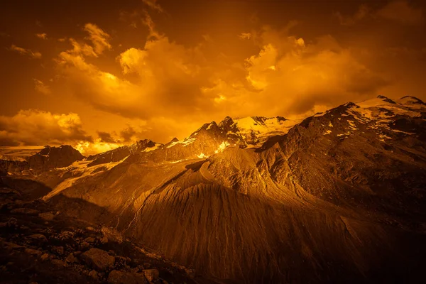 Золотий колір вершини Палла Б "янки з хмарами. — стокове фото