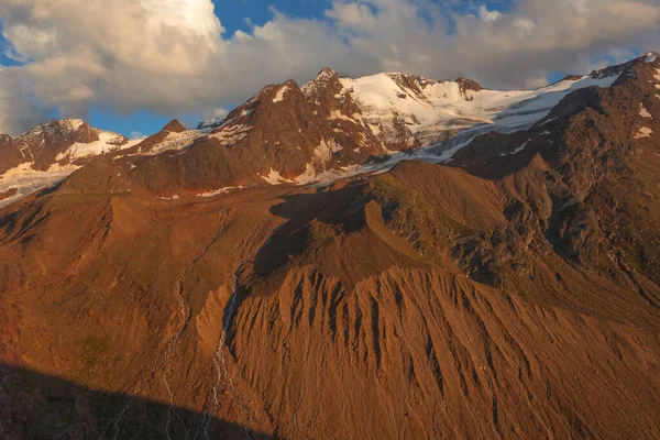 Zonsondergang op de morenen van de Barba dOrso gletsjer, Alto Adige, Italië — Stockfoto