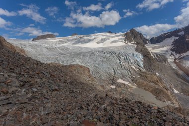 Gepatschferner cephesinde yarıklar ve proglacial gölü, Vallelunga, Alto Adige