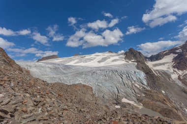 Gepatschferner 'in görkemli yüzeyinde yaz manzarası