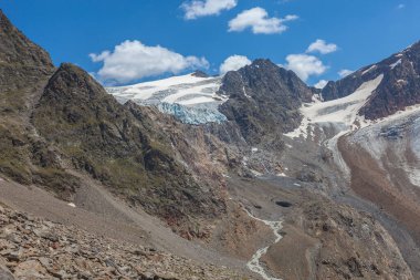 Gepatschferner 'ın güzel manzarası askıya alınmış serac, Alto Adige