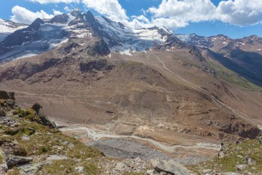 Palla Bianca 'nın buzulları ve buzulların eridiği hava manzarası.
