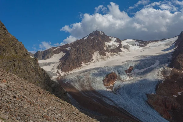 意大利阿尔托阿迪格，Vallelunga冰川的细节，冰层上露出岩石 — 图库照片
