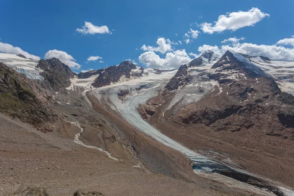 Picos de Gepatschferner y Palla Bianca con glaciares en fuerte retroceso — Foto de Stock