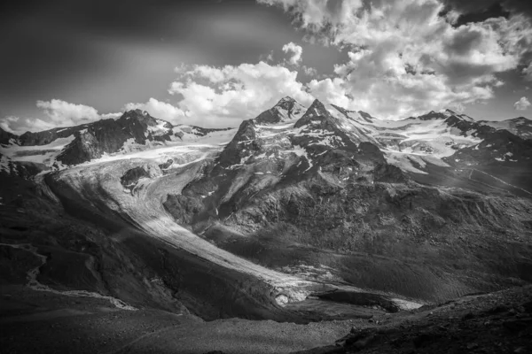 Panorama blanco y negro de los glaciares en la región de los picos de Palla Bianca Imagen De Stock