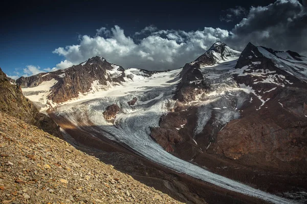 Valelunga氷河とPalla Biancaサミット、 Alto Adige 、イタリアの雲 ストックフォト