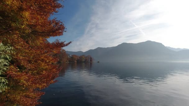 Lungomare del Lago di Lugano con alberi rossi autunnali all'alba — Video Stock