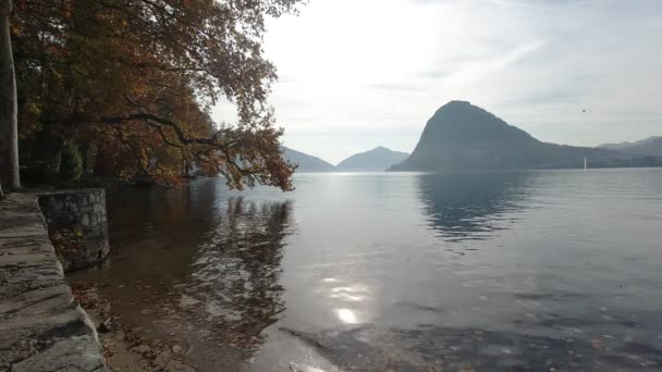 Lungomare del Lago di Lugano con alberi autunnali all'alba — Video Stock