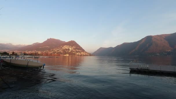 Panorama del lago di Lugano al tramonto in una soleggiata giornata autunnale — Video Stock