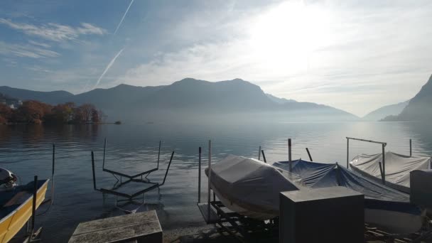 Nascer do sol na costa do Lago Lugano com barcos ancorados — Vídeo de Stock
