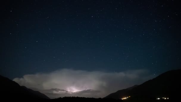 พายุละครและฟ้าผ่าเหนือหุบเขาแอลป์ในตอนเย็นฤดูร้อนที่มืด — วีดีโอสต็อก