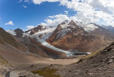 Moraines, Vallelunga buzulunun önünde. Alnı çökmek üzere.