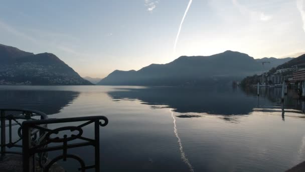 Wschód słońca nad jeziorem Lugano z widokiem na włoską granicę — Wideo stockowe