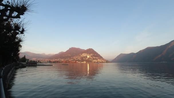 Panorama av Lugano sjö vid solnedgången — Stockvideo