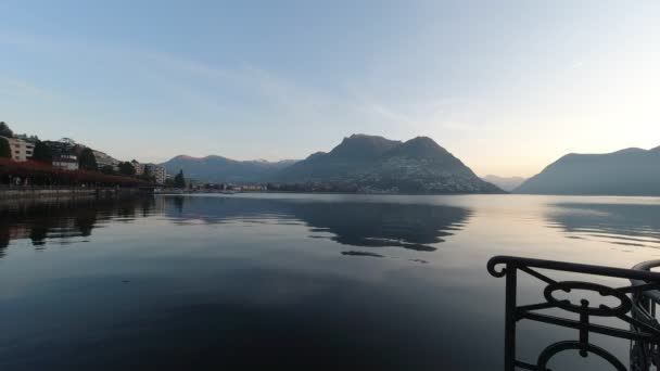 Alba sul Lago di Lugano con vista verso la città — Video Stock