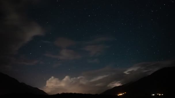 Dramática tormenta con relámpagos sobre el paso alpino en la noche oscura de verano — Vídeos de Stock