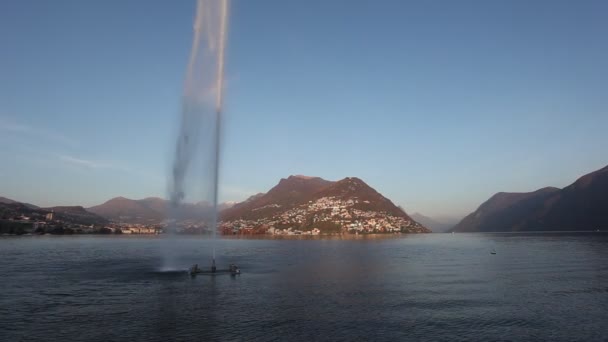 Fonte de água grande no lago Lugano ao pôr-do-sol, Suíça. — Vídeo de Stock