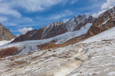 Küresel ısınma Alto Adige, İtalya 'dan kaynaklanan Vallelunga Buzulu' nun kırık yüzeyi ve yarıkları hızla geri çekiliyor. Dağcıların olduğu popüler bir dağ.
