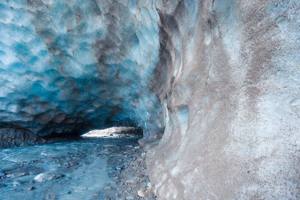 Caverna Azul Esculpida Gelo Geleira Vallelunga Atravessado Por Riacho Glaciar — Fotografia de Stock