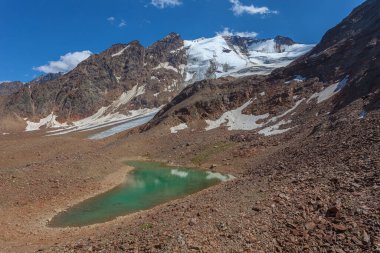 Turkuaz buzul gölü, görkemli Barba dOrso buzulunun eteklerindeki morinalar arasında. Vallelunga, Alto Adige Sudtirol, İtalya