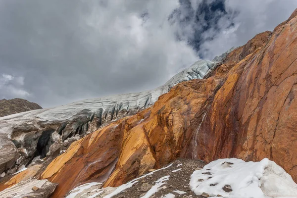 Особая Морфология Сераков Ледника Валлелунга Над Красными Скалами Ледник Быстро — стоковое фото