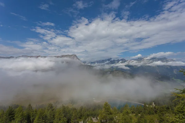 Impresionante Panorama Alpino Con Nubes Frontera Entre Suiza Italia Austria — Foto de Stock
